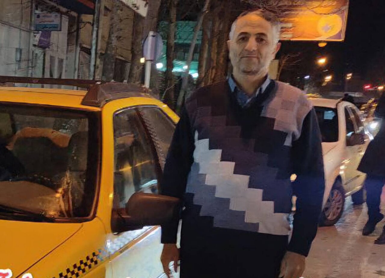 5401881 - تاکسیران مرندی دستبند طلا ۲۲۰ میلیونی را به صاحبش بازگرداند