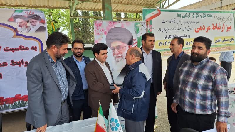 برپایی میز ارتباط مردمی در مصلای الغدیر خرم‌آباد