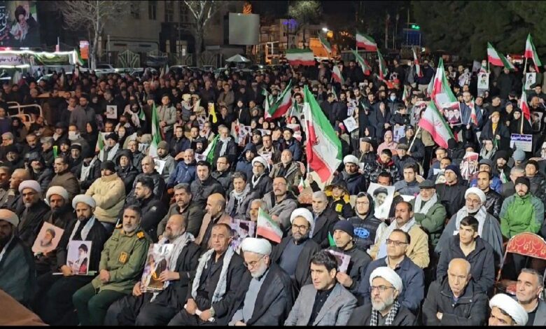 تجمع مردم سنندج در بیعت با رهبر انقلاب اسلامی